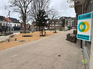 <p><span>Bent u op zoek naar een goed gelegen handelsruimte voor uw zaak? Dit commercieel pand in het hart van Neder-Over-Heembeek biedt de perfecte locatie voor de lokale ondernemer die op zoek is naar zichtbaarheid én rust. Gelegen in een aangename Brusselse woonwijk, dicht bij het openbaar vervoer en aan een gezellig pleintje, geniet deze handelsruimte van een uitstekende bereikbaarheid en een rustige omgeving. Het pand beschikt over een commerciële ruimte van 41 m², geschikt voor uiteenlopende activiteiten zoals kantoor, winkel, praktijk of atelier. Achteraan bevindt zich een aparte ruimte die kan dienen als bureau of kitchenette, evenals een afzonderlijk toilet. De maandelijkse provisie van 200 omvat de onroerende voorheffing en het verbruik van water, gas. De teller voor de elektriciteit moet op naam van de huurder afgesloten worden.</span></p>