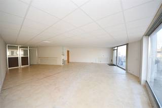 Kantoor of handelsgelijkvloers, gelegen op een zichtlocatie met veel passage op de Ninoofsesteenweg in Dilbeek, nabij “Pizza Hut”. Dit pand heeft...