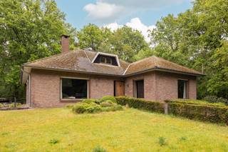 Te koop: Charmante woning in Pulle!VANAFPRIJS: 575.000€Bent u op zoek naar een woning waar u kunt genieten van rust, ruimte en een aangename leefomgeving? Dan stellen wij u graag deze charmante woning voor, gelegen op een prachtige locatie waar sereniteit centraal staat.Deze sfeervolle woning biedt een warme en uitnodigende uitstraling, gecombineerd met een rustige ligging te midden van groen. Hier kunt u dagelijks genieten van privacy, natuur en een ontspannen woonomgeving, terwijl voorzieningen en verbindingswegen vlot bereikbaar blijven.Kenmerken:Gezellige woning met comfortabele ruimtesDe ruime keuken sluit naadloos aan op de lichtrijke living, waardoor er een open en gezellige leefruimte ontstaat4 slaapkamers, 1 badkamer en toiletOppervlakte: 3362 m²Bewoonbare oppervlakte: 214 m²Locatie: Keulsebaan 20, 2243 PulleEen droomplek om te wonen!BIJZONDERHEDEN: Elektriciteit niet conform - Perceelscore A &amp; Gebouwscore A - Oppervlaktematen zijn indicatief volgens epc. Een verborgen parel op een prachtige locatie. Deze zonevreemde woning wacht op nieuwe eigenaars die haar opnieuw alle glans willen geven die ze verdient!Mis deze kans niet!Contacteer ons vandaag nog en ontvang als eerste informatie over deze prachtige woning.