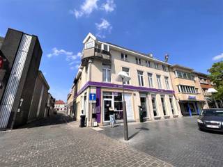 Bekijk het virtueel bezoek via www.living-stone.be en plan jouw bezoek in.Gelegen op de 1ste verdieping te bereiken per trap.Dit stijlvolle...
