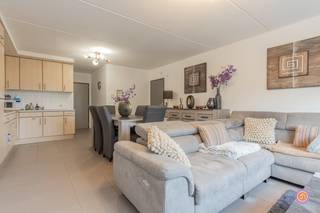 Vandaag nemen we je mee naar de rustige gemeente Bornem. De gemeente staat bekend voor zijn wondermooie fietsroutes doorheen de natuur en natuurlijk de alombekende dodentocht. Scholen, recreatiecentra en openbaar vervoer bevinden zich in een straal van 1km. Verder bevinden zich ook winkels en lokale restaurants op wandelafstand.<br /><br />In dit gebouw bieden we twee appartementen aan van dit type.<br /><br />Bij binnenkomst betreden we de open leefruimte met een geïnstalleerde, open keuken. Deze ruimte geniet van veel lichtinval door de raampartijen.<br />Wanneer we verder doorlopen, treffen we de comfortabel slaapkamer aan, die toegang geeft tot het aangenaam terras.<br /><br />De badkamer is netjes onderhouden en beschikt over een bad en een lavabo.<br /><br />Verder is dit appartement voorzien van een gastentoilet die alsook voorzien is van ingemaakte kasten.<br /><br />Het appartement is energiezuinig (label B) en leent zich perfect tot vastgoedinvestering.<br /><br />Heb je interesse in dit comfortabel appartement op een centrale ligging?<br />Neem gerust contact op via roy@julimmo.be of 0498 62 74 71.