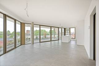 De Bonnefant, wonen in het midden van de stad en toch omgeven door groen. Tussen de gebouwen van de De Bonnefant is een groene doorsteek gecreëerd die de Demerstraat rechtstreeks verbindt met het Begijnhof. Een extra groene beleving is verzekerd door de twee gemeenschappelijke binnentuinen bovendien hebben veel appartementen een terras met geïntegreerde plantenbakken en automatisch beregeningssysteem.<br /><br />Het bestaande RTT-gebouw is volledig gerenoveerd met het behoud van iconiciteit en verder uitgebreid met energiezuinige nieuwbouw. Dit wordt aangeboden met een prachtig afgewerkte en beveiligde gemeenschappelijke inkomhal, ruime ondergrondse parkeerplaats en verschillende privatieve fietsenstallingen.<br /><br /><br />Appartement met wintertuin A4.Ap.05 - 4e verdieping - Gebouw A<br /><br />- bewoonbare oppervlakte: 137m²<br />- oppervlakte terras: 24m²<br />- ruime en lichtrijke leefruimte met open keuken en kookeiland<br />- masterbedroom met inloopdressing en ensuite-badkamer met dubbel wastafel, ligbad en inloopdouche<br />- 2e slaapkamer met ensuite badkamer<br />- berging<br />- prachtig terras met verschuifbare, glazen panelen<br />- privatieve, ondergrondse autostaanplaatsen bij aan te kopen.<br /><br />6% BTW (onder voorwaarden). Ideale investeringsopbrengst.<br />Wenst u meer informatie over dit uitzonderlijk project, ontvangen we u graag op afspraak op ons kantoor.<br />Contacteer ons telefonisch 011/36 86 86 of via email: vastgoed.hasselt@hillewaere.be<br />Tot binnenkort !