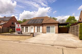 Ontdek deze op te frissen gezinswoning met ruime tuin gelegen te Hemelrijkstraat 18 in Beerse. De woning bevindt zich op een rustige locatie op wandelafstand van het centrum en alle nodige voorzieningen. Binnenin beschikt de woning over 3 slaapkamers en een vaste trap naar de zolder die verdere mogelijkheden biedt voor afwerking. Buiten geniet u van voldoende parkeermogelijkheid, een carport en een gezellige tuin. <br /><br />Indeling: <br />Gelijkvloers:<br />- Inkomhal<br />- Gastentoilet<br />- Leefruimte<br />- Keuken<br />- Veranda met zicht op de tuin<br />- Nachthal<br />- Slaapkamer 1<br />- Slaapkamer 2<br />- Slaapkamer 3<br />- Badkamer<br />- Traphal met vaste trap naar de zolder<br /><br />Verdieping: <br />- 2 ruimtes die ingericht kunnen worden als slaapkamer of hobbykamer<br /><br />Bijzonderheden: <br />- Gunstige EPC<br />- Zonnepanelen + thuisbatterij 10kWh<br />- 2020: nieuwe ramen<br />- 2020: nieuwe warmwaterboiler<br />- 2020: vloerisolatie geplaatst<br /><br />Mis deze kans niet en plan een bezoek in!<br /><br />0497 27 14 64<br />camilla@albert.immo<br />www.albert.immo<br /><br />Bij Albert kom je thuis!<br /><br />Voor alle foto's en interactieve plannen verwijzen wij naar onze website: www.albert.immo