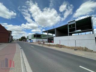 Nieuwbouw KMO-unit te koop met een oppervlakte van 218 m² en 2 privatieve parkeerplaatsen.<br />De lood maakt deel uit van “Luna”, een gloednieuw KMO-project bestaande uit 13 diverse multifunctionele units vanaf 204 m² tot 213 m² (samenvoegbaar tot grotere oppervlaktes). Deze ontwikkeling ligt nabij de E403/A17-snelweg, die Kortrijk met Brugge verbindt  – een absolute toplocatie voor ondernemers die belang hechten aan bereikbaarheid in een bedrijvige regio.<br /><br />De casco magazijnruimtes (brandklasse C) zijn opgebouwd uit een duurzame staalstructuur met geïsoleerde beton- en/of sandwichpanelen met afwerkingspaneel. Ze beschikken over een vrije hoogte van 6 meter, wat zorgt voor een optimaal gebruik van de ruimte. Elke unit is standaard uitgerust met een automatische sectionale poort (4 m B x 4,5 m H), een lichtstraat met geïntegreerde RWA-koepel en een slijtvaste polybetonvloer (1T/m²).<br />Aanwezigheid van gedeelde regenwaterputten, fietsenstallingen, een hoogspanningscabine en duidelijke signalisatie. De loodsen zijn ideaal voor uiteenlopende doeleinden zoals atelier, opslag en distributie.<br />Per unit zijn minstens twee privatieve parkeerplaatsen voorzien.<br />oorziene oplevering Q4-2026.<br />Grijp nu je kans en investeer in een toekomstgerichte werkomgeving op een toplocatie!<br /><br />Contacteer PANORAMA B2B voor bijkomende (technische) inlichtingen, plannen of een vrijblijvend plaatsbezoek 056 222 562.