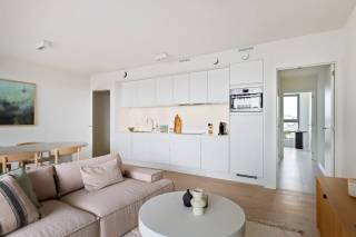 6% btw mogelijk (onder voorwaarden). <br /><br />Dit verzorgd afgewerkte appartement van 81 m² met een overdekt terras van 16,3 m² bevindt zich in De Lesselier , een hedendaags woonproject binnen het Academisch Kwartier in het centrum van Lier.<br /><br />De ligging in een groene en autoluwe omgeving combineert rust met een uitstekende bereikbaarheid van winkels, horeca en het stadscentrum.<br /><br />De lichtrijke leefruimte sluit naadloos aan op de open keuken en geeft rechtstreeks uit op het ruime terras, een volwaardige buitenruimte die het wooncomfort versterkt.<br />Het appartement beschikt over twee volwaardige slaapkamers, ideaal voor een koppel, een klein gezin of een thuiskantoor.<br />Verder omvat de indeling een kwalitatief ingerichte badkamer, een apart toilet en een praktische berging, wat zorgt voor een efficiënte en functionele woonorganisatie.<br /><br />De Lesselier verenigt hedendaagse architectuur met het karakter van een historische site en staat garant voor duurzaam, discreet en kwalitatief wonen in een levendige stadsomgeving waar alles binnen handbereik ligt.<br /><br /> Interesse? <br />Ontdek De Lesselier en contacteer ons via 03 337 50 70 of mail naar info@vbvastgoed.be .