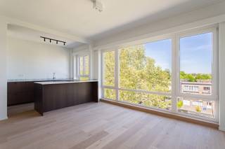 <strong>Wilrijk - Kwalitatief nieuw gerenoveerd en lichtrijk 2 à 3 slaapkamer dakappartement met extra bureau-, dressingkamer en een zonnig terras. </strong><strong>Gelegen op een toplocatie nabij de gegeerde Pulhofwijk, geniet u van alle comfort op wandelafstand: van ambachtelijke bakkers en supermarkten tot scholen en ziekenhuizen. Dankzij de nabijheid van belangrijke invalswegen is de bereikbaarheid uitstekend. <br /><br />Mogelijkheid tot aankoop van een ondergrondse autostaanplaats in het gebouw.<br /></strong><br /><span><strong>INDELING: </strong></span><br />Via de INKOMHAL met apart gastentoilet heeft u toegang tot de ruime en lichtrijke LIVING ca. 33m² op parket met open ingerichte KEUKEN <br />ca. 7m² voorzien van een kookeiland, een ontbijthoek, opbergkasten en kwalitatieve toestellen: inductiekookplaat met ingebouwde afzuiging, ruime koelkast met diepvries, oven, afwasmachine en een spoelbak.<br />Een handige BERGING met ruime ingemaakte kast. De ansluiting voor uw wasmachine en droogkast zijn hier aanwezig. <br /><br />Via de NACHTHAL met ingemaakte kast, is er toegang tot de slaapkamers op parket en de ingerichte moderne BADKAMER ca. 5m², voorzien van ruime inloop regendouche en een wastafel in een meubel met spiegel.<br />De eerste SLAAPKAMER ca. 10m² en tweede SLAAPKAMER ca. 18m² geven toegang tot het zuidgerichte TERRAS ca. 5m² met extra opbergkast. De derde polyvalente RUIMTE van ca. 12m², voorzien van lichtkoepel en afgewerkt met parket, biedt de perfecte ruimte voor een riante dressing of een rustige thuiswerkplek.<br /><br />Heerlijk genieten kan u op het zonnige TERRAS. <br /><br />De KELDER is inbegrepen. Een ondergrondse parkeerplaats in het gebouw is apart te koop voor 20.000€.<br /><br /><span><strong>BIJZONDERHEDEN:</strong></span><br />* Nieuw gerenoveerd 2 à 3 slaapkamer dakappartement op uitstekende locatie. <br />* Kwalitatieve afwerking - totale renovatie (2026)<br />* Mobiscore 9,0<br />* Zonnig zuidgericht terras achteraan <br />* Inclusief kelderberging<br />* Een ondergrondse parkeerplaats is apart te koop