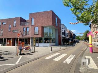 Ontdek deze uitzonderlijke commerciële ruimte van 105m², strategisch gelegen in het hart van Tessenderlo. Deze toplocatie binnen een...