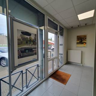 Dit commerciële pand van 65m² is door de huidige eigenaar vernieuwd en voorzien van maatkasten, steentapijt en veiligheidsglas tussen inkomhal en bureelruimte. Reeds meer dan 25 jaar doet het dienst als bank- en verzekeringskantoor, maar ook andere commerciële doeleinden zijn mogelijk.<br />Er is voldoende parkeergelegenheid aan de voorzijde, medewerkers kunnen de toegang via achterzijde (Vonderstraat) gebruiken en eventueel ook aan de achterdeur parkeren.<br />De eigenlijke vitrine is uit dubbel glas, de toegangsdeur en wand tussen inkom/wachtzaal bestaat uit kogelwerend glas. Eveneens is een scheidingswand uit glas voorzien tussen de 2 burelen. Achter is er de archiefruimte, keuken en toilet.<br />Ideaal voor een vrij beroep, boetiek of detailhandel. Uw zaak heeft door de goede ligging meteen de nodige zichtbaarheid!<br />Mogelijkheid tot<strong> huur - koop</strong> bespreekbaar. <br />Optie tot <strong>huren aan €650,00/maand</strong>.<br />Contacteer ons om de mogelijkheden te bespreken.<br /><br />INDELING:<br /><br />Gelijkvloers (+-65m²):<br />- Inkomhal<br />- Bureel 1<br />- Bureel 2<br />- Archief<br />- Keuken<br />- Toilet<br /><br />Bent u op zoek naar een commercieel pand met als troeven:<br /><br />- Hoge zichtbaarheid<br />- Parkeergelegenheid<br />- Centrale ligging in het centrum van Neerpelt<br /><br />vraag dan zeker een bezichtiging aan!<br />
