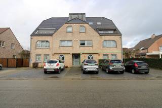 <p><span>Ontdek dit ruime, gelijkvloerse appartement langs de Boudewijnlaan 13 in Maasmechelen. Gelegen in een verzorgd gebouw, biedt dit appartement een sterke basis met veel potentieel om naar eigen smaak te moderniseren. Dankzij de centrale ligging bevinden winkels, openbaar vervoer en belangrijke invalswegen zich in de nabije omgeving. </span></p><p><span>Bij het binnenkomen komt u in de inkomhal die toegang geeft tot alle ruimtes. De badkamer is uitgerust met een ligbad en lavabo, de wc bevindt zich in een aparte ruimte.</span></p><p><span>Het appartement beschikt over twee slaapkamers, beide voorzien van praktische inbouwkasten, ideaal voor wie houdt van voldoende opbergruimte.</span></p><p><span>In de ruime leefruimte geniet u van een aangename lichtinval en tal van indelingsmogelijkheden. De aansluitende keuken werd recent vernieuwd en is volledig uitgerust met moderne toestellen: een vaatwasser, inductiekookplaat met dampkap, oven, combi-oven en inbouwkoelkast. Aansluitend vindt u een handige berging met aansluiting voor wasmachine en/of droogkast.</span></p><p><span>Extra troeven:</span></p><ul><li><span> Private kelderberging</span></li><li><span> 1 autostaanplaats voor het gebouw</span></li><li><span> EPC-label C</span></li></ul><p><span>Let op:</span><span> er is geen terras of tuin aanwezig.</span></p><p><span> </span></p><p><span>Dit appartement biedt een solide basis en een uitstekende ligging ideaal voor starters, investeerders of wie graag zijn eigen stempel drukt op zijn woning!</span></p><p><span>Voor meer informatie of een bezichtiging, contacteer ons via 0484.35.70.31 of <span>diana@jemar.be</span></span><span>!</span></p>