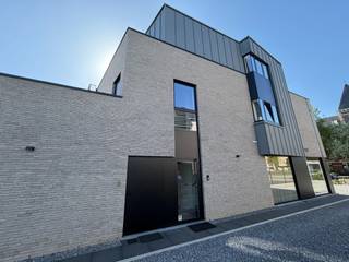 Genk, Weg naar As 194 bus 21: Luxueus en energieneutraal nieuwbouwappartement met 1 slaapkamer en 2 grote terrassen !<br /><br />Op zoek naar een instapklaar en energiezuinig appartement met hoogwaardige afwerking?<br />Dit prachtig nieuwbouwappartement combineert modern comfort, luxe materialen en een topligging en is geschikt voor een koppel of een alleenstaande.<br /><br /><u>Indeling &amp; comfort</u><br />Het appartement bevindt zich op de tweede verdieping en beschikt over:
<ul>
	<li>Ruime en lichtrijke leefruimte met open keuken (volledig uitgerust met kwalitatieve inbouwtoestellen: Bora inductiekookplaat met ingebouwde afzuiging, Siemens oven, combi-oven, vaatwasser en grote koelkast met vriesvak)</li>
	<li>Slaapkamer met ingebouwde kasten</li>
	<li>Badkamer met dubbele wastafel, badkamermeubel en ruime inloopdouche</li>
	<li>Aparte toiletruimte met inbouwkast en indirecte verlichting</li>
	<li>Berging/technische ruimte met geothermische warmtepomp, ventilatiesysteem en aansluiting voor wasmachine en droogkast</li>
	<li>Inkomhal en nachthal voorzien van inbouwkasten/vestiaire</li>
	<li>2 ruime terrassen (voorzien van stopcontacten en regenwaterkraantje)</li>
	<li>Grote privatieve kelderberging</li>
	<li>Autostaanplaats in afgesloten garage</li>
</ul>
<u>Extra troeven</u>

<ul>
	<li>Elektrische buitenscreens aan de zuidzijde</li>
	<li>Keramisch parket</li>
	<li>Design inbouwspots en railverlichting</li>
	<li>Luxueuze gordijnen en rolgordijnen</li>
	<li>Vliegenramen</li>
	<li>Ruime lift </li>
	<li>Videofoon</li>
	<li>Energieneutraal: EPC A+, E-peil = -14 (-27kWh/m<sup>2</sup> jaar)</li>
	<li>Verwarming via geothermische warmtepomp (vloerverwarming in koude periodes en vloerkoeling in warme periodes)</li>
	<li>Zonne-energie via eigen zonnepanelen en omvormer (8 x 435Wp = 3480 Wp)</li>
	<li>Regenwaterrecuperatie: toilet, regenwaterkraantje op terras en in de berging (voor eventueel aansluiting wasmachine)</li>
	<li>Mogelijkheid tot huren van een extra autostaanplaats (€65/maand)</li>
</ul>
<u>Ligging</u>

<ul>
	<li>Uitstekende locatie</li>
	<li>Vlakbij scholen en winkels</li>
	<li>Bushalte op wandelafstand</li>
	<li>Vlotte verbinding naar het centrum/autostrade/verbindingswegen</li>
</ul>
<u>Samengevat</u><br />Dit appartement is de perfecte keuze voor wie op zoek is naar een luxueus, energiezuinig en onderhoudsvriendelijk appartement met alle moderne comfort.<br /><br />📞 Interesse? Contacteer Jurimex voor een bezoek op 089/308.700 of via info@jurimex.be!