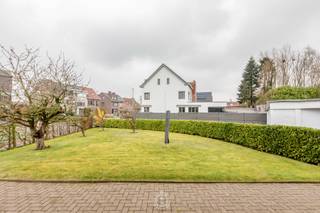 Deze <strong>oerdegelijk gebouwde open bebouwing</strong> uit 1986 is gelegen op een interessante locatie aan de rand van Sint-Niklaas. De Sparrenhofstraat staat bekend om haar residentieel karakter en biedt een <strong>aangename combinatie van rust en bereikbaarheid</strong>. Met  vlotte verbindingen naar belangrijke invalswegen en de nabijheid van winkels, scholen en openbaar vervoer geniet u hier van een <strong>praktische ligging</strong> met alle dagelijkse voorzieningen binnen handbereik.<br /><br />Dankzij de<strong> royale volumes, doordachte indeling en stevige constructie</strong> vormt deze woning de ideale basis voor wie comfortabel wil wonen in een ruime gezinswoning.<br /><br />Via de inkomhal komt u terecht in de <strong>bijzonder ruime leef- en eetruimte</strong> met een aparte zithoek voorzien van een gezellige haard. Het grote schuifraam zorgt voor een aangename lichtinval en biedt directe toegang tot de tuin. Op het gelijkvloers bevinden zich verder de keuken, een praktische wasplaats, een douchecabine en toegang tot de kelder.<br /><br />Op de eerste verdieping geeft de ruime nachthal toegang tot <strong>vier volwaardige slaapkamers</strong> en een badkamer.<br />Daarnaast beschikt de woning nog over een <strong>zolder, bereikbaar via een uitklapbare trap</strong>: ideaal als extra bergruimte of eventueel verder in te richten. <br /><br /><em>Het stuk grond dat met de woning verkocht wordt, bedraagt bij benadering zo'n 840 m². Dit dient, in overleg met de koper, nog afgesplitst te worden van de oprit naar de ernaast gelegen garages. </em><br /><br />Enkele troeven op een rijtje:<br />- royale volumes<br />- 4 volwaardige slaapkamers<br /><strong>- EPC-label B<br />- zonnepanelen (4.800 Wp)</strong><br />- solide constructie. <br /><br />Interesse? Kom deze woning zelf ontdekken en contacteer ons via laurens@claves.be of op 0476 21 35 46.