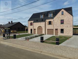 Welkom in Garenhof – nieuwbouwappartementen met de uitstraling van een villa<br /><br />Stap binnen in dit ruime en lichtrijke duplex nieuwbouwappartement, gelegen in een exclusief en kleinschalig project met slechts vier wooneenheden.<br />Garenhof combineert hedendaags comfort met de warme, tijdloze uitstraling van de klassieke pastorijstijl.<br />Door de opbouw in villastijl straalt het geheel rust en elegantie uit – een plek waar je écht thuiskomt, omgeven door groen en privacy.<br /><br />Indeling – Appartement op de eerste verdieping (links)<br />Met een bewoonbare oppervlakte van ±112 m² biedt dit appartement een doordachte en praktische indeling.<br />Je betreedt het appartement via de voorzijde van het gebouw. Op het eerste verdiep kom je binnen in de inkomhal met handige vestiaire en een apart toilet.<br />De leefruimte is een echte troef: grote raampartijen zorgen voor overvloedig daglicht en een prachtig uitzicht over de omliggende velden.<br /><br />De zithoek, eetruimte en open keuken vloeien harmonieus in elkaar over en bieden toegang tot een zonnig dakterras van bijna 20 m² – perfect om te genieten van rust en openheid.<br />Via een trap aan de achterzijde van de leefruimte bereik je het tweede verdiep, waar zich twee mooie slaapkamers en een ruime badkamer bevinden.<br /><br />Bij dit appartement hoort ook een inpandige garage, een zeldzaam en waardevol voordeel.<br /><br />Energiezuinig &amp; modern comfort<br />Dit appartement wordt sleutel-op-de-deur opgeleverd met afwerking volgens lastenboek. Meerwerken of persoonlijke keuzes zijn bespreekbaar.<br /><br />Het is voorzien van de nieuwste technieken en materialen, waaronder:<br />Zonnepanelen<br />Vloerverwarming met koelingsfunctie<br />Aluminium ramen met dubbele beglazing<br />Duurzame en kwalitatieve afwerking<br /><br />Extra troeven<br />Rustige ligging in een groene woonomgeving<br />Slechts 4 appartementen: exclusief en kleinschalig<br />Klassieke architectuur met moderne energieprestaties<br />Inpandige garage inbegrepen<br />P-score: B – G-score: A<br /><br />Prijs<br />365.000 euro excl. kosten<br />constructie: 271.505,90 euro excl 21% BTW<br />grond: 63.494,10 euro excl 12% registratie<br /><br />Zin om dit unieke appartement zelf te ontdekken?<br />Bel ons op 011/36.19.19 of 0473/34.61.42 of kom langs op kantoor.<br /><br />We leiden je graag rond in dit prachtige project.<br />.