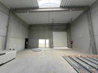 <p>Nieuwbouw KMO-unit te koop in Kampenhout, met een gelijkvloerse oppervlakte van 216 m² en een verdieping van 71 m². Oplevering voorzien in augustus 2026.</p>
<p>Strategisch gelegen langs de Mechelsesteenweg (N26), met een vlotte verbinding naar de E19 en E40 richting Brussel, Antwerpen en Gent — wat zorgt voor uitstekende bereikbaarheid én zichtbaarheid.</p>
<p>De unit biedt een kwalitatieve opslagruimte met een vrije hoogte van ca. 6 m, toegankelijk via een automatische sectionaalpoort (4 x 4,2 m) en een aparte inkomdeur. Voorzien van een gepolierde en gewapende betonvloer (2.500 kg/m²), lichtstraten met rookluik, een geïsoleerd dak en een regenwaterput (5.000 L).</p>
<p>Gelegen in Business Park Overdevaert te Kampenhout, met camerabewaking, LED-verlichting en branddetectie. Inclusief 2 privatieve parkeerplaatsen en de mogelijkheid tot laadpalen.</p>
<p>Contacteer Structura.biz voor bijkomende informatie en/of een bezoek — 02/462.32.00!</p>