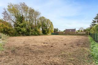 <p>Deze ruime bouwgrond van 1.002 m² geniet van een uitstekende en vlot bereikbare ligging, op amper 10 minuten van Ronse en 20 minuten van Doornik. Een ideale combinatie van landelijke rust en een goede verbinding naar de omliggende steden.<br /><br />Het perceel is bestemd voor open bebouwing en beschikt over een indrukwekkende straatbreedte van circa 29 meter, wat tal van mogelijkheden biedt voor uw toekomstige woning. Dankzij de gunstige zuidoriëntatie geniet u bovendien van een zonnige tuin en een maximale lichtinval doorheen de dag.<br /><br />Bovendien geldt er geen bouwverplichting, waardoor u volledig vrij bent om te bouwen wanneer het u past en volgens uw eigen visie. Een interessante opportuniteit voor wie op zoek is naar ruimte, flexibiliteit en een sterke ligging.<br /><br />De afgebeelde woning is een AI-gegenereerde visualisatie en niet bindend.<br />Meer info of plan je bezoek: wim@immobeguin.be<br />Te koop via Immo Beguin, uw vastgoedexpert sinds 2009, met kantoren in Ronse, Waregem, Kortrijk, Deinze, Doornik en Lessen.</p>