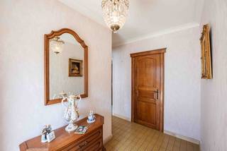 Deze charmante halfopen gelijkvloerse woning verwelkomt u via de inkomhal met apart gastentoilet.De gezellige en lichtrijke woonkamer vormt het hart...