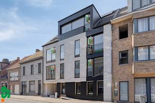 Appartement (2e verdieping) in residentie "GREENLOGEN".<br /><br />Indeling appartement: inkomhall, apart toilet, 2 slaapkamers, badkamer, wasplaats / berging, woonkamer met open keuken en aansluitend terras.<br /><br />Het appartement wordt luxueus uitgerust. Bovendien wordt er volledig op maat van de kopers afgewerkt. <br /><br />Autostandplaatsen en private bergingen zijn gelegen achter het gebouw: deze zijn apart aan te kopen. Ook is er een lift voorzien.<br /><br />De appartementen van "GREENLOGEN" worden gebouwd met groene / ecologisch verantwoorde materialen én volgens de BEN - norm (E-peil lager dan 30). Om aan de BEN-norm te voldoen zullen alle appartementen voorzien worden van de meest moderne, milieuvriendelijke technieken (verwarming met warmtepompsysteem, zonnepanelen, vloerverwarming, ventilatie type D, enz...).<br /><br />Centrale locatie op wandelafstand van het centrum en met een vlotte verbinding naar de in/uitvalswegen.<br /><br />Verkoop onder B.T.W. - stelsel. Ook kan het 6% btw-tarief toegepast worden. <br /><br />Zowel erg interessant voor starters als voor investeerders.<br /><br />Nog vragen? Neem dan zeker contact op met Immo S|P te Geel op 014/59 10 20 of via info@immosp.be.