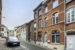 <p>Op zoek naar een betaalbare woning met ruimte, potentieel én een centrale ligging?<br />Deze stadswoning in de Molenstraat, pal in het hart van Geraardsbergen, vormt een uitstekende opportuniteit voor starters, jonge gezinnen of investeerders.<br />De woning beschikt over een leefruimte en open keuken op het gelijkvloers, 2 volwaardige verdiepingen met 3 slaapkamers en badkamer en daarboven nog een ruime zolderverdieping.<br />Deze zolder biedt heel wat mogelijkheden en kan, mits de nodige aanpassingen ingericht worden als een volwaardige extra verdieping. <br />Met een totale oppervlakte van circa 130 m² biedt deze woning een verrassend potentieel. Bovendien beschikt de woning over een kelder van ongeveer 9 m², ideaal als extra bergruimte voorzien voor wasmachine en droogkast.<br />De centrale ligging in hartje Geraardsbergen zorgt ervoor dat winkels, horeca, scholen, openbaar vervoer en alle dagelijkse voorzieningen vlot bereikbaar zijn.<br />Interesse?<br />Contacteer Kat: 0473/42.76.99. – katrien@cornelis-goeman.be<br />Vraagprijs: € 199.000</p>