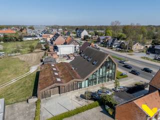 Commercieel gebouw met veel mogelijkheden en toplocatie! <br /><br />Zeer gunstig gelegen vlakbij de fly-over van Geel naar Westerlo, vinden we dit veelzijdig commercieel gebouw met jonge leeftijd. <br />Vanwege de ligging vlotte bereikbaarheid naar de E313 Hasselt-Antwerpen. <br /><br />Het beschikt over 350 m² op het gelijkvloers met achterliggend magazijn van 230 m². <br />Op de verdieping 250 m², wat resulteert in een een totale ruimte van 827 m². <br /><br />Ontzettend veel licht vanwege de fijne architectuur en perfecte indeling om uw showroom en bureaus te organiseren. <br /><br />Parkeergelegenheden bevinden zich uitstekend naast het gebouw. <br /><br />Ontdek de interessante mogelijkheden van dit pand via info@immovl.be of bel ons op het nummer 014 58 02 08!