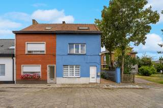 Deze verrassend ruime gezinswoning is rustig gelegen in Oostakker en biedt alle comfort voor een gezin. Met vier volwaardige slaapkamers, een praktische indeling en een stadstuin is dit de ideale woning voor wie ruimte en een aangename woonomgeving zoekt.<br />Bij het betreden van de woning komt u terecht in de lichtrijke leefruimte met ingebouwde wandnissen, die zorgen voor een gezellige uitstraling. Aansluitend bevindt zich de ruime keuken.<br />De woning beschikt over vier slaapkamers, waaronder een ruime afgewerkte zolderkamer die perfect kan dienen als master bedroom, hobbyruimte of thuiskantoor. Daarnaast zijn er twee badkamers, wat extra comfort biedt voor een groter gezin.<br />Achteraan bevindt zich een stadstuin met tal van mogelijkheden. Of u nu een terras, speelruimte of moestuin wenst, hier geniet u volop van het buitenleven.<br /><br />Pluspunten<br />-Vier volwaardige slaapkamers<br />-Ruime afgewerkte zolderkamer<br />-Twee badkamers<br />-Stadstuin<br />-Rustige ligging in Oostakker<br /><br />Heeft u interesse in dit pand? Neem snel contact op via het nummer 0484 14 96 86 of info@oko.immo