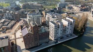 <div>
<div><span><strong>Ligging:<span> <br /><br /></span></strong></span>"Liv- De Molens" is een residentieel woonproject, gelegen langs de Leie en midden in een groot park te Deinze. Ontworpen met oog voor de authenticiteit van een historische plek en waar leven, wonen en werken hand in hand gaan. Contacteer ons voor alle beschikbaarheden!<br /><br />Met een perfect evenwichtige combinatie van ruime kwalitatieve appartementen, ruimte voor ontspanning en openbaar groen, winkels, kantoren en stedelijke voorzieningen belooft dit project aan de Leie de grootste aantrekkingspool van de stad Deinze en de ruime omgeving te worden.<br />Architectuur van absolute wereldtop door Reiulf Ramstad Architects.<br />Een site van 2,2 hectare met een unieke ligging te Deinze aan de mooie Leie, in de onmiddellijke nabijheid van de winkelstraat, scholen, station, openbaar vervoer, met een goede verbinding naar de belangrijkste invalswegen.<br /><br /><br /><span><strong>Project - afwerking:<span> <br /><br /></span></strong></span>In Liv – De Molens vind je enkele historische gebouwen die mooi aansluiten bij de stijlvolle nieuwbouw. De ultieme mix van authentieke charme en trendy wonen.<br />De combinatie van authentieke en nieuwe elementen geven de site haar buitengewone karakter: een harmonieuze plek die rust en schoonheid uitstraalt.<br /><br />In de verschillende deelprojecten zijn er handelszaken te koop, contacteer ons voor meer informatie over de mogelijkheden. <br /><br />Parking en kelderberging: mits meerprijs<br />Beschikbare datum: onder voorbehoud<br /><br />Voor meer info en beschikbaarheden contacteer ons<br /><br /></div>
</div>