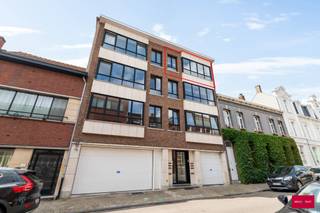Instapklaar appartement met 2 slaapkamers, terras en kelderberging op centrale ligging
Op de derde verdieping bevindt zich dit volledig instapklare en piekfijn onderhouden appartement. Dankzij de centrale ligging geniet u van een vlotte bereikbaarheid en bevinden het centrum van Turnhout, winkels, scholen, openbaar vervoer en andere voorzieningen zich op wandel- of fietsafstand.
Het appartement beschikt over een ruime en lichtrijke leefruimte met een moderne open keuken, volledig uitgerust. Verder zijn er twee slaapkamers, een verzorgde badkamer met douche en een aparte berging met aansluitingen voor een wasmachine en droogkast.
Aan de achterzijde bevindt zich een aangenaam terras waar u in alle rust kunt genieten. Het appartement is afgewerkt met een mooie parketvloer, wat zorgt voor een warme en stijlvolle uitstraling. Alles is tot in de puntjes onderhouden en verkeert in uitstekende staat.
Tot slot beschikt het appartement over een praktische kelderberging, ideaal als extra opbergruimte.
Daarnaast beschikt het appartement over een gunstig EPC-label B (181 kWh)
Bent u op zoek naar een verzorgd, instapklaar appartement? Contacteer ons vandaag nog voor een bezoek
*Oppervlakten zijn louter indicatief conform het EPC-certificaat