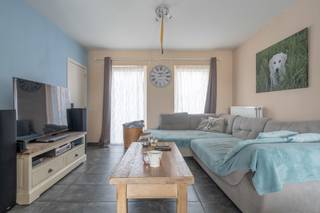 Recente (verhuurde) opbrengsteigendom nabij centrum Beerse<br />EPC: 119,62 kWh/m² | 3 slaapkamers | 120 m² bewoonbaar<br /><br />We betreden de woning langs de inkomhal die toegang geeft tot leefruimte en apart gastentoilet met handenwasser.<br />De lichtrijke leefruimte omvat woonkamer, eetkamer en keuken, dewelke voorzien is van elektrische kookplaat, dampkap, ijskast en vaatwasser.<br />Ook de trap naar de 1e verdieping en de deur naar de berging/wasplaats bevinden zich in de leefruimte.<br /><br />Op de verdieping vinden we nog 3 slaapkamers en de badkamer, uitgerust met bad, toilet en enkele wastafel in meubel.<br />Via de vlizo-trap in de nachthal komen we nog op zeer ruime zolder.<br /><br />Achteraan is voor elke woning een staanplaats voorzien, deze is verplicht bij aan te kopen voor 15.000 EUR.<br /><br />Dit unieke opbrengsteigendom wordt verhuurd door een sociaal verhuurkantoor, dit zorgt voor huurgarantie tot 2043!