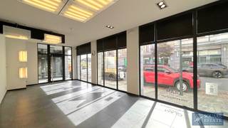 Te huur: Winkelpand op een ideale locatie aan de Markt 9-10, Wemmel Square Estate biedt u een groot winkelpand te huur aan in het hart van Wemmel,...