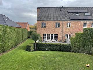 Recente eengezinswoning met 3 slaapkamers en leuke tuin op gunstige locatie* Energiezuinig (EPC--label: B)* Elektriciteit conform het AREI Deze...
