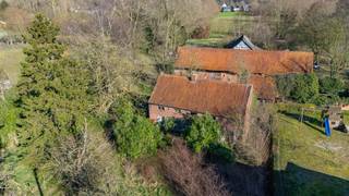 Mooi gelegen te ver- of herbouwen hoeve te koop te Sint-Niklaas (Sinaai) met achterliggende weide.De hoeve bevat een woning en grote stal/schuur en...