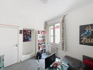 <p>BRUXELLES, en plein Centre, entre la Bourse et la rue du Midi, dans une petite rue calme proche des transports en commun et de nombreux commerces, appartement de ±89m² habitables situé au 6ème étage avec ascenseur. Composé d’un hall d’entrée, d’une chambre de ±9m² avec accès terrasse, une cuisine équipée (taques, hotte, frigo/congélateur) en attenance un espace de rangement avec connexion machine, toilette séparée avec lave-main, salle de bains (baignoire, évier), living de ±10,5m², chambre de ±11m². Cave. Provision de charges : 140 € (Commun, ascenseur, chauffage). Disponible pour le 01/09/2026. PEB E-. Mesures données à titre indicatif.</p>
<p><u>Au 6<sup>ème</sup> étage (gauche)</u> :</p>
<ul>
<li>Hall d’entrée</li>
<li>Chambre de ±9m² (3,3 x 2,7) avec terrasse de ±3,5m²</li>
<li>Cuisine équipée (taques, hotte, frigo/congélateur) en attenance pièce de rangement avec connexion machine</li>
<li>Toilette séparée avec lave-main</li>
<li>Salle de bains (baignoire, évier)</li>
<li>Living de ±10,5m² (3,1 x 3,3)</li>
<li>Chambre de ±11m² (3,1 x 3,5)</li>
</ul>
<p></p>