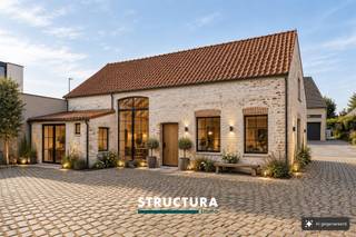 Schuur met potentieel tot woning op topligging in Walfergem (Asse). Bent u op zoek naar een uniek renovatieproject met tal van mogelijkheden? Dan is deze constructie, momenteel ingericht als schuur, beslist een bezoek waard. Het gebouw is gelegen op een perceel van 2 are 52 centiare en beschikt over een ruime gevelbreedte van circa 12,80 meter en een perceeldiepte van ongeveer 22 meter. Recht van overgang op de toegang naar de woning links van de eigendom.Dankzij deze interessante afmetingen vormt het pand een uitstekende basis voor de realisatie van een eengezinswoning (onder voorbehoud van de vereiste vergunningen). Een belangrijke troef is dat de gemeente reeds een gunstig principieel oordeel heeft gegeven voor de functiewijziging van handelswoning naar woning, wat interessante perspectieven biedt voor kandidaat-renoveerders of zelfbouwers. De AI gegenereerde afbeeldingen geven het potentieel van de woning weer. Het pand beschikt over een EPC-label F, waardoor de energetische renovatieverplichting van toepassing is. De koper dient het gebouw binnen de zes jaar na de notariële akte energetisch te renoveren tot minstens EPC-label D, overeenkomstig de geldende Vlaamse regelgeving. Niet opgenomen in het maatregelenregister. De ligging is bovendien uitstekend: in het landelijke Walfergem (Asse), met een vlotte verbinding naar het centrum van Asse, Brussel en de belangrijke invalswegen. Winkels, scholen en openbaar vervoer bevinden zich eveneens in de nabije omgeving. Wenst u meer informatie of een bezoek ter plaatse? Contacteer Structura op 02/460.80.46 of info@structura.be