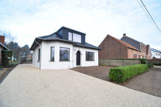 Volledig gerenoveerde woning met 3 ruime slaapkamers op een perceel van 620m² nabij het centrum van Tielen. De woning is volledig...