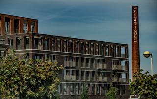 Ruim hoekappartement L20.104 in residentie Pontoon (Quartier Bleu) ligt op de eerste verdieping en heeft een oppervlakte van ca. 164 m². De grote raampartijen rondom tot op de grond geven de binnenruimtes een extra dimensie. Het appartement omvat een inkom met gastentoilet, berging, een badkamer met bad, extra douchekamer, apart toilet, 3 slaapkamers, leefruimte met open keuken. Grote raampartijen geven uit op het terras (12m²). Van op het terras heb je een prachtig zicht op de jachthaven.<br /><br />Het appartement is voorzien van vloerverwarming en warmtepomp! <span>Je wagen parkeer je vlot en gemakkelijk ondergronds. Bij elk appartement hoort een autostaanplaats en/of garagebox. Deze dient apart bij aangekocht te worden. Daarbij is er ook de mogelijkheid tot aankoop van een kelderberging of oplaadpunt voor jouw elektrische wagen.</span><br /><br />Momenteel is dit appartement in afwerking, waardoor je snel kan verhuizen naar je nieuwe thuis! <br /><br />Meer informatie? Contacteer vrijblijvend onze sales consultants Inge Vancluysen of Marisa Marasco op het nummer 011 41 33 23.