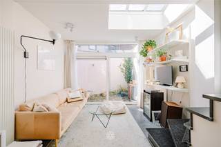 GENT - Landbouwersstraat 60: Op zoek naar een hippe, instapklare stadswoning met drie-slaapkamers? Dan is dit pand iets voor u! Deze kwalitatief...