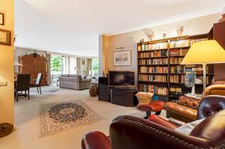 In het hart van het prestigieuze en weelderig groene Hertogenpark presenteren we een uitzonderlijke kans:Een riant appartement van maar liefst 290...