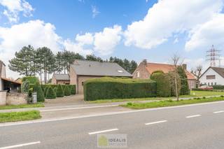 IDEALIS VASTGOED – VERZORGDE GEZINSWONING MET 2 SLAAPKAMERS (MOGELIJKHEID TOT MEER) OP AANGENAAM PERCEEL VAN 11A 28CA. - De woning omvat +-...