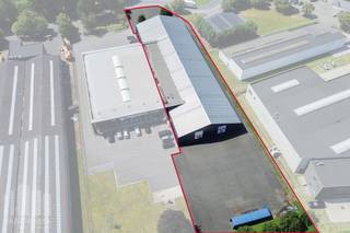 Ontdek dit functionele en polyvalente magazijn, ideaal voor diverse logistieke, opslag- of productieactiviteiten.<br /><br />Het magazijn met een <strong>oppervlakte van +/- 2.000 m²</strong> heeft een <strong>vrije hoogte tussen +/- 4 m tot 7 m</strong> (nokhoogte). Aansluitend beschikt de site over <strong>+/- 1.200 m² buitenruimte</strong>, perfect voor stockage, manoeuvres of bijkomende activiteiten.<br /><br />De loods is kwalitatief afgewerkt met een duurzame gepolierde betonvloer en geniet van natuurlijke lichtinval via een lichtstraat. De toegang verloopt vlot via een sectionale poort (4 m H x 4 m B) met aparte toegangsdeur, wat een efficiënte goederenstroom en vlotte circulatie voor vrachtverkeer garandeert.<br /><br />Verder is het ruimte uitgerust met voldoende verlichting, verwarming en sanitaire voorzieningen, wat bijdraagt aan comfortabele en efficiënte werkomstandigheden. Het volledig <strong>omheinde terrein</strong> zorgt bovendien voor optimale veiligheid en privacy.<br /><br />De strategische ligging in de Dirk Martensstraat biedt een uitstekende bereikbaarheid en een snelle aansluiting op de belangrijkste invalswegen van Brugge. Daarnaast is er <strong>ruime parkeer- en manoeuvreerruimte</strong> aanwezig op de site. <strong>Onmiddellijk beschikbaar.</strong><br /><br />Contacteer <strong>PANORAMA B2B</strong> voor bijkomende inlichtingen of een vrijblijvend plaatsbezoek <strong>0476 215 115</strong>.