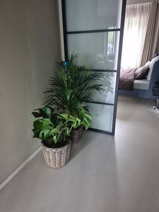 Prachtig gelijkvloers appartement. <br />Wie houdt van een rustige ligging en toch vlak bij het bruisende "zuid" vindt hier een pareltje.<br />In dit aangename appartement kan je zalig vertoeven in de Tentoonstellingswijk met zicht op het Mastvestpark.<br />Het appartement zelf bevindt zich op het gelijkvloers van een blokje van 3 hoog.<br />De grote troef van dit appartement is de zonnige onderhoudsvriendelijke tuin met 2 terrassen. Langs de achterkant van de tuin kan je ook nog eens makkelijk via het poortje je eigendom verlaten.<br />Alles is recent mooi in orde gebracht.<br />Het appartement bevat een inkomhall, living/woonkamer, keuken (koelkast, inductiekookplaat, combioven, vaatwasser), toilet, berging, 1 slaapkamer met ingebouwde kasten en aansluitend een open badkamer met inloopdouche en lavabo.<br />Beneden in de kelder is er nog een ruime private berging.<br />Zeker een bezoekje waard!