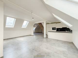<strong>LUXUEUS NIEUWBOUWPROJECT</strong> in Brakel, afgewerkt in <strong>TIJDLOZE COTTAGE-STIJL</strong> met oog voor kwaliteit en detail. Deze kleinschalige residentie omvat <strong>9 ENERGIEZUINIGE NIEUWBOUWAPPARTEMENTEN MET 1, 2 OF 3 SLAAPKAMERS</strong>, ideaal voor alleenstaanden, koppels, jonge gezinnen of senioren. Elk appartement geniet van een do<strong>ORDACHTE INDELING, MAXIMALE LICHTINVAL</strong> en een <strong>RUIME PRIVÉ BUITENRUIMTE</strong> in de vorm van een terras of een eigen tuin. Met bewoonbare oppervlaktes van <strong>86 M² TOT 130 M² </strong>biedt dit project comfort op maat. Daarnaast zijn er <strong>13 PARKEERPLAATSEN VOORZIEN</strong>. Dankzij de centrale ligging in het hart van Brakel, <strong>DICHT BIJ WINKELS, SCHOLEN EN OPENBAAR VERVOER</strong>, én de vlotte verbinding naar omliggende steden, combineert Residentie Rano het beste van <strong>LANDELIJK WONEN MET STEDELIJKE BEREIKBAARHEID.</strong> Gezamelijke tuinberging voor fietsen en andere achteraan voorzien, alsook 2 staanplaatsen met oplaadpunt voor wagens en vooraan 1 gehandicapten en 1 extra bezoekersparking.. Kwalitatief <strong>WONEN, DUURZAME TECHNIEKEN EN EEN HOOG WOONCOMFORT</strong> maken van Residentie Rano een slimme vastgoedinvestering én een warme thuis. <br /><br />Verkoop valt onder 21% BTW!<br /><br />Adres: Herreweg 35 te Brakel