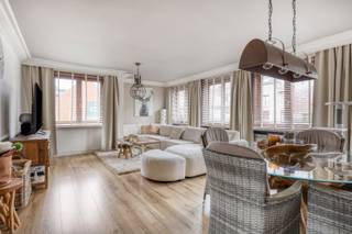 Deze gezellige woning met 3 slaapkamers is centraal gelegen in het centrum van Overpelt. Alle voorzieningen zoals winkels, scholen, horeca en openbaar vervoer bevinden zich op wandelafstand. Dankzij de nabijheid van de Ring en de Noord-Zuidverbinding zijn ook de omliggende gemeenten vlot bereikbaar.<br /><br />Indeling:<br />Het gelijkvloers biedt heel wat mogelijkheden. Aan de voorzijde is er momenteel een kapsalon, bereikbaar via een aparte inkomdeur. Daarnaast is er nog steeds een garage aanwezig. De privétoegang tot de woning bevindt zich langs de zijkant en leidt naar een inkomhal met gastentoilet. Verder zijn er een praktische berging/wasplaats en extra opbergruimte voorzien. Indien gewenst kan deze verdieping echter eenvoudig teruggebracht worden naar de oorspronkelijke situatie: grote open ruimte met plaats voor 2 garages.<br /><br />Een vaste trap brengt je naar het woongedeelte. Hier zorgt de lichtrijke woonkamer voor een aangename leefruimte, met aansluitend de recent vernieuwde keuken. Vanuit de keuken heb je toegang tot een gezellig terras waar je in alle rust kan genieten.<br /><br />Op de bovenverdieping bevinden zich drie slaapkamers, waarvan twee zeer ruime, en een badkamer uitgerust met bad, douchecabine en wastafel. Via een valtrap bereik je bovendien een handige zolder, ideaal als extra bergruimte.<br /><br />De buitenruimte is momenteel ingericht met kiezels, maar kan eenvoudig omgevormd worden tot een aangename tuin.<br /><br />Extra troeven:<br />- EPC-label C<br />- Woning grotendeels gerenoveerd de afgelopen jaren<br />- Polyvalente ruimte met aparte inkom, ideaal voor handelsdoeleinden of hobby’s<br />- Garage en voldoende parkeergelegenheid<br />- Centrale topligging<br /><br />Voor meer info of een bezoek contacteer ons via info@vastengoed.be of via 014/72 73 74.<br /><br />Wenst u een gratis schatting van uw eigendom? Contacteer ons via 014/72 73 74.