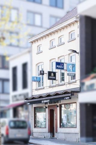 Op een absolute AA ligging vinden we dit commerciële pand, geschikt voor verschillende doeleinden en exploitatie opties. Het betreft hier momenteel een ruime en instapklare horecazaak met op het gelijkvloers een café met keuken en sanitair, een feestzaal eveneens uitgerust met keuken en sanitair én een koelcel, alsook veel berging en een grote garage, bereikbaar via de Neerhofstraat nr 5 (320 m²!) Boven de commerciële ruimte vinden we een appartement van 140m², verdeeld over 2 verdiepingen en voorzien van leefruimte, badkamer en 4 kamers. Verder is er nog een zolder op de achterbouw van 70m². Het pand beschikt eveneens over een kelder van 40 m². Het gebouw beschikt over een EPC C, door de gaswandketel die vernieuwd werd in 2025, nieuwe ramen aan de voorzijde, een ruim platform met 12cm isolatie en het hoofddak volledig is vernieuwd in 2016 met 15cm isolatie en nieuwe pannen! Kortom een bijzonder pand in correcte staat én vrij van brouwer! Voor meer inlichtingen of een bezoek, contacteer Veronique 0483/676579