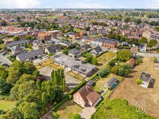 Goed gelegen projectgrond van 3.714 m² in KuurneDeze projectgrond van 3.714 m² is gelegen langs de Hulstestraat in Kuurne, op korte afstand van het centrum, winkels, scholen en belangrijke verbindingswegen richting Kortrijk, Harelbeke en Zwevegem.Dankzij de oppervlakte biedt het perceel interessant potentieel voor zowel particulieren als projectontwikkelaars. Afhankelijk van de stedenbouwkundige voorschriften zijn onder meer een ruime woning, verkaveling of ontwikkeling van meerdere woonentiteiten te bekijken.Een unieke opportuniteit voor wie op zoek is naar ruimte, ligging en ontwikkelingspotentieel in Kuurne.Te koop via Immo Beguin, jouw vastgoedexpert sinds 2009, met kantoren in Ronse, Waregem, Kortrijk, Deinze, Doornik, Lessines, Moeskroen en Nieuwpoort.Meer info via phebe@immobeguin.be