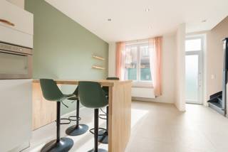 <strong>Eengezinswoning te huur met 2 slaapkamers</strong><br /><br />Op zoek naar een comfortabele woning op een rustige locatie?<br />Deze eengezinswoning met 2 slaapkamers biedt een comfortabele en praktische indeling, ideaal voor een gezin of koppel dat op zoek is naar ruimte en rust.<br />Gelegen in een aangename woonomgeving met alle nodige voorzieningen in de buurt.<br />Onmiddelijk vrij<br />Ongemeubeld verhuurd.<br /><br /><strong>Indeling</strong><br />
<p>Bij het binnenkomen wordt u verwelkomd in een lichtrijke inkomhal.<br />De woning beschikt over een gezellige leefruimte met open keuken en een badkamer met toilet en inloopdouche.</p>
<p>Op de eerste verdieping bevinden zich twee ruime slaapkamers, ideaal voor een gezin, koppel of thuiswerkruimte.<br /><br /><strong>Troeven</strong></p>
<ul><li>Rustige ligging</li><li>Ideaal voor een koppel of gezin</li><li>Vlakbij het centrum strand en zee</li></ul>
<p><br />Interesse?<strong> </strong>Neem gerust contact met ons op voor meer informatie of een bezichtiging.<br /><strong>Contact: </strong>Soraya: soraya@servimoholidays.be / 058/22.41.70</p>