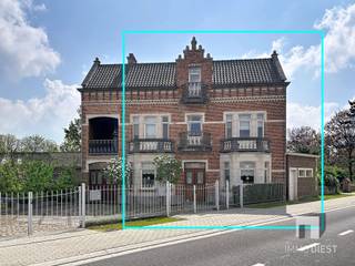 <p><span>De authentieke uitstraling van de woning komt meteen tot uiting in de mooie bakstenen gevel en de charmante architecturale details, die zorgen voor een tijdloze en statige indruk, dit met hedendaags comfort. <br />Een ideale thuis voor wie houdt elegantie en een unieke uitstraling.<br />Hoewel de woning niet over een tuin beschikt, is er aan de voorgevel wel een terras waar u perfect tuinmeubelen kunt plaatsen om gezellig buiten te zitten.<br />Met een bewoonbare oppervlakte van 200m² biedt deze woning een doordachte indeling met 3 volwaardige slaapkamers en 2 uitgeruste badkamers. <br />Gelegen aan de voet van het gezellige Scherpenheuvel, bevindt deze woning zich op een vlotte afstand van winkels, diensten en andere voorzieningen. </span></p><p><span>Dankzij de goede bereikbaarheid geniet u hier van een praktische ligging in een aangename omgeving.</span></p><p><span>INDELING:<br />In de inkomhal wordt u verwelkomd door de trap met rode loper. Dit geeft het interieur extra cachet en onderstreept het gevoel van klasse en grandeur.  </span></p><p><span>De stijlvolle woonkamer met inbouwkasten zorgt voor een warm en uitnodigend gevoel. De ruime, ingerichte keuken heeft plaats om een grote eettafel te zetten. </span></p><p><span>Aan de keuken vinden we een bijkeuken met voldoende opbergruimte. <br />Onder de trap is er een toilet voorzien en is er tevens de toegang tot de kelderberging.</span></p><p><span>Op de eerste verdieping treffen we een prachtige master bedroom met een balkon met zicht op de basiliek. </span></p><p><span>De statige nachthal geeft verder toegang tot een vernieuwde badkamer met een inloopdouche, een lavabomeubel en een toilet en een dressing.<br />Op de zolderverdieping zijn er 2 ruime slaapkamers waarvan 1 met badkamer voorzien. Op deze tweede verdieping is er ook nog een wasplaats met een inbouwkast geïnstalleerd.<br />De 2 slaapkamers zijn ruim opgevat en zijn alle 3 van inbouwkasten voorzien.<br />Er is een warmtepomp lucht/lucht voorzien waarmee je kan opwarmen of afkoelen in de keuken en 2 slaapkamers.</span></p><p><span>Zoekt u een stijlvolle herenwoning met een warme uitstraling, veel comfort en een gevoel van grandeur, en is een tuin voor u geen vereiste? Dan voelt u zich hier ongetwijfeld meteen thuis.</span></p><p><span>Interesse? Neem gerust contact op voor meer informatie of een bezoek ter plaatse.<br />Contacteer ons voor een bezoek op 013 31 25 22 of mail <span>nathalie@immodiest.be</span></span><span><br />We helpen je met een glimlach verder op zoek naar jouw nieuwe thuis.</span></p><p><span>In afwachting van het bezoek kan u alvast de virtuele tour bekijken.</span></p><p><span> </span></p>