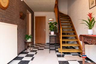 <p><span>HOBOKEN | PORTUGEZENHOEK | TE MODERNISEREN BEL-ETAGE MET DRIE SLAAPKAMERS EN TUIN OP EEN TOTALE GRONDOPPERVLAKTE VAN 155m² | EPC B |</span></p><p><span>Indeling als volgt: gelijkvloers: voortuin/oprit - inkomhal - garage met aansluiting wasmachine - gastentoilet - berging met cv-ketel - tuin.</span></p><p><span>Eerste verdieping: overloop - ruime woonkamer - geïnstalleerde keuken.</span></p><p><span>Tweede verdieping: overloop - berging (of mogelijk 3de toilet) - drie slaapkamers - badkamer met bad, enkele lavabo en toilet.</span></p><p><span>Solide betonconstructie met geïsoleerd dak, nieuwe inkomdeur en garagepoort, nieuwe condensatieketel en zonnescreening. </span></p><p><span>Gelegen in een rustige woonwijk in de onmiddellijke omgeving van winkels, scholen en openbaar vervoer.</span></p>