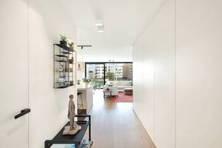 Dit hedendaags appartement, ontworpen en gerealiseerd door SALT, biedt een comfortabele en doordacht ingedeelde woonervaring.Het appartement beschikt...