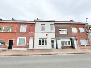 Instapklare moderne woning met 4 slaapkamers te koop.<br /><br /><strong>Indeling:</strong><br />inkomhal, toilet, living, keuken, terras, kelder, berging<br />1ste verdiep: 2 slaapkamers en badkamer<br />2de verdiep: 2 slaapkamers<br /><br /><strong>pluspunten:</strong>
<ul><li>elektriciteit conform</li><li>gunstig EPC</li><li>zuidgerichte tuin</li><li>modern ingericht</li></ul>
Dit is een vanafprijs.