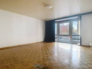 Op te frissen appartement van ca. 56 m² met tuin van ca. 68 m² te koop in Antwerpen. Het is gelegen op de eerste verdieping in een kleinschalig gebouw met lift in de Constitutiestraat. Tal van winkels, restaurants en cafés liggen in de directe omgeving. Vlotte bereikbaarheid wordt gegarandeerd door de nabijheid van openbaar vervoer en de belangrijke invalswegen. Indeling:- inkomhal- ruime, lichtrijke leefruimte- geïnstalleerde keuken- badkamer met toilet, douche en lavabo- berging- slaapkamer met toegang tot terras- tuin ca. 68 m²"Deze AI-visualisaties zijn bedoeld als inspiratie. Er werd geen rekening gehouden met technische specificaties, stedenbouwkundige voorschriften of de concrete mogelijkheden tot realisatie."Ideaal voor eigen bewoning of als investering!Bent u geïnteresseerd in een appartement of woning te koop in Antwerpen? Aarzel dan niet om ons te contacteren. Had u graag uw eigen eigendom te koop aangeboden contacteer ons dan voor een vrijblijvende schatting, telefonisch op het nummer 03/206.76.76 of per mail naar antwerpen@dewaele.com.Ook voor alle andere vragen omtrent vastgoed kan u steeds bij ons kantoor te Antwerpen terecht!
