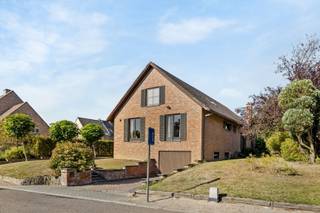 In het geliefde Hollebeek in Temse vind je deze ruime open bebouwing, gelegen op een perceel van bijna 1.000 m². Hier woon je rustig en groen, met...