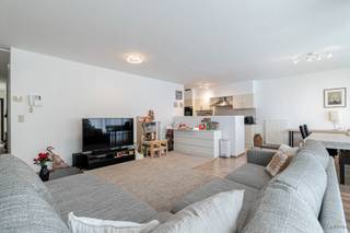 Op zoek naar een toplocatie in het centrum van de stad?<br />Een recente gebouw, bouwjaar: 2009. <br />Dit unieke perceel biedt u het volgende: Een modern hoge klasse appartement met een prachtig zicht van de stad, een living met veel daglicht, een half open keuken, 2 gezellige slaapkamers, badkamer en WC. Deze woning heeft ook een technische ruimte (boiler kamer). De woning beschikt over een leuke terras. Alle ramen zijn dubbel beglazing en er is een veiligheidsdeur. <br />De vraagprijs is €348.000. Er zijn aparte meters voor elektriciteit, gas en water. Met lage gemeenschappelijke kosten van +/- €100. <br />Er is een optie om een parkeerplaats te kopen voor €25.000. inrit via achterkant van het gebouw (Rijnpoortvest) Lift direct tot in het gebouw, elektrische poort met afstandsbediening.<br /><br />EPC: B<br />Mis deze kans niet, en neem vandaag nog contact op met ons!